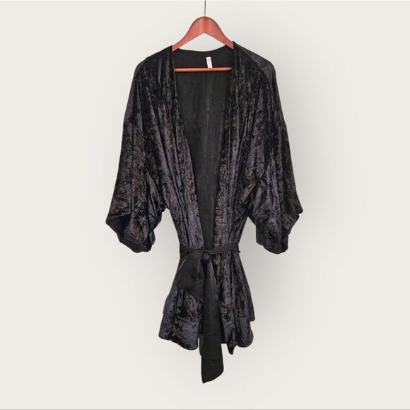 Free People Intimately Crushed Velvet Satin Tie Wide Arm Kimono Robe in Black L - Picture 2 of 7
